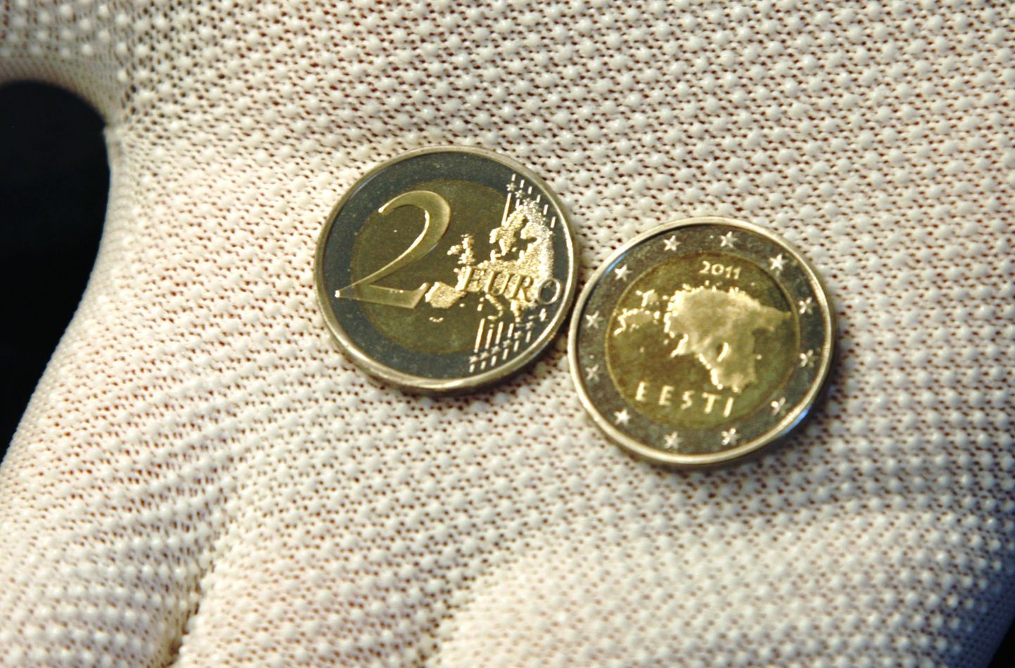 Eestis käibele tulevate 2-euroste müntide esi- ja tagakülg.