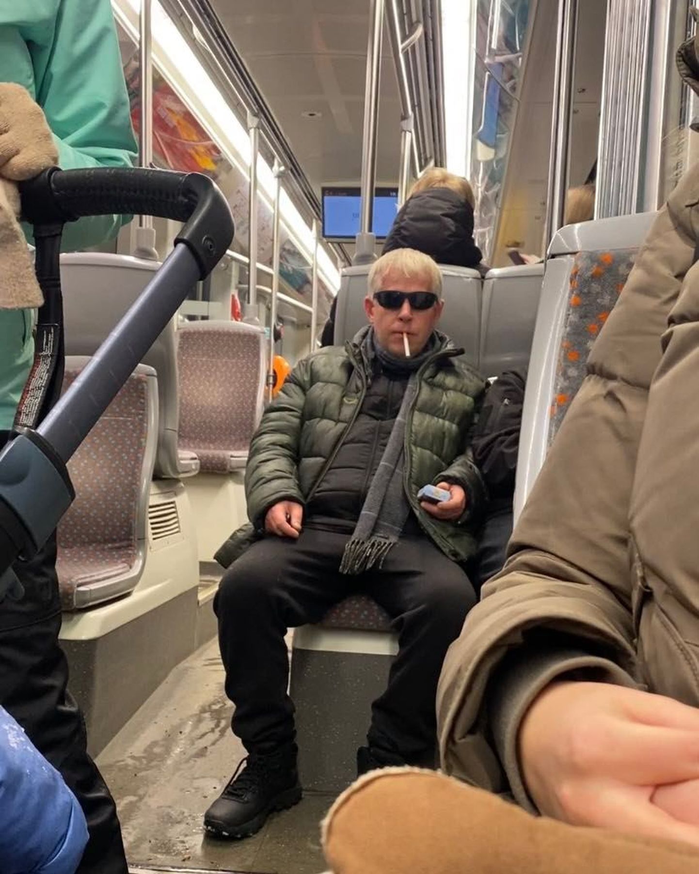 Мужчина в солнцезащитных очках закурил в трамвае № 2 20.02.2023.
