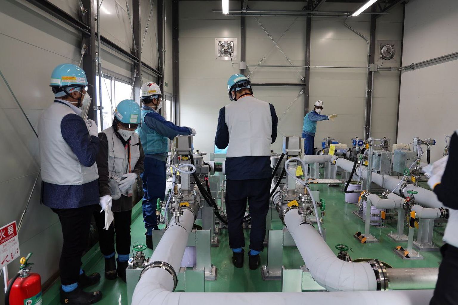 Tokyo Electric Power Co. fotol on näha Lõuna-Korea eksperte, kes korraldasid 24. mail inspektsiooni Jaapani Fukushima Daiichi kahjustada saanud tuumajaamas Kirde-Jaapanis asuvas Futaba linnas.