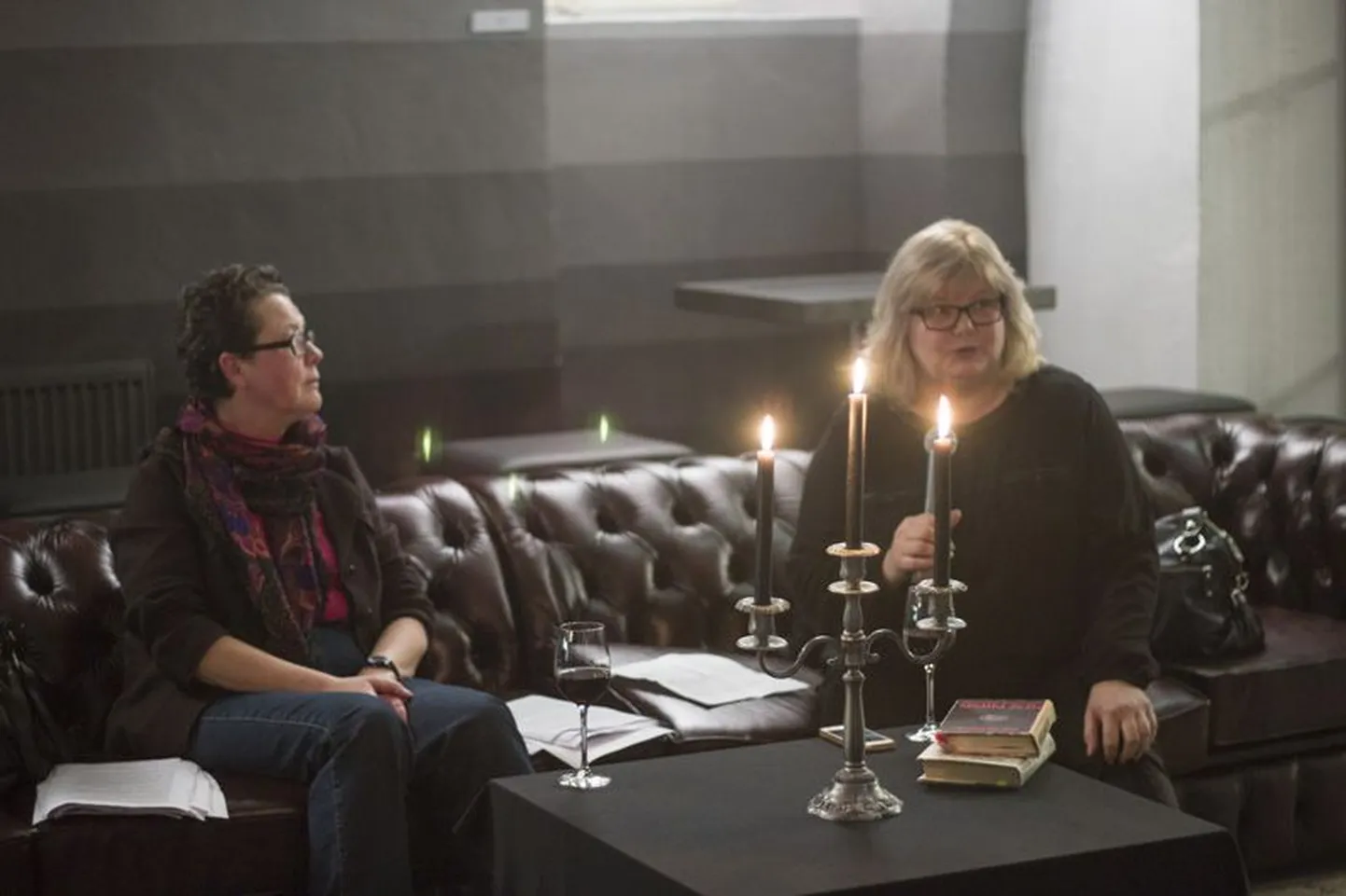 “Musta printsi” lavastaja Gerda Kordemets (paremal) on teost aina uuesti lugedes jõudnud end samastada paljude tegelastega. Tõlkija Riina Jesmin mainib Iris Murdochi tarka melodramaatilisust.