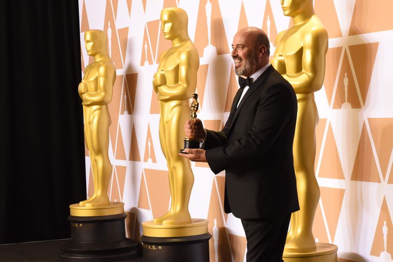Kostüümikunstnik Mark Bridges poseerimas Oscariga