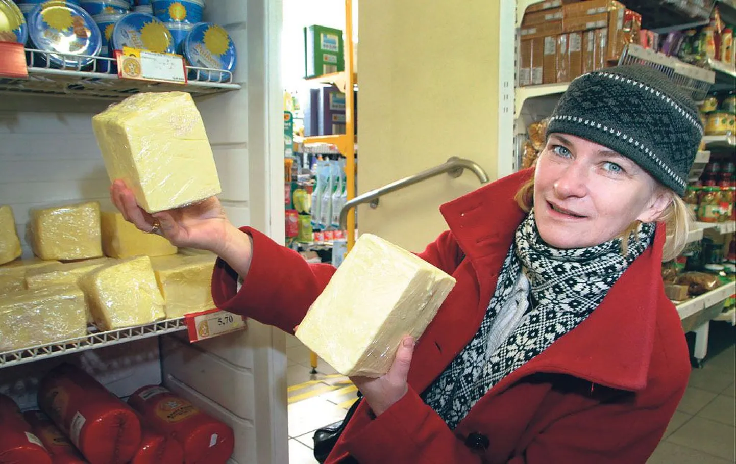 Rohelise jõemaa koostöökogu tegevjuht Merle Adams võtab Selja meierei kaupluses külmikust välja pirakad võipakid. “See on päris ja kohalikku päritolu või. Küllap ostaks Pärnu inimenegi taluturult oma kodukandi võid,” usub Adams.