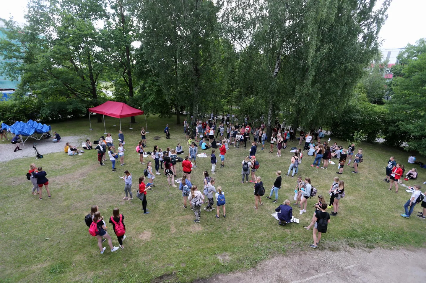 Arutletakse noorte võimaluste ja tegevuste üle külas.