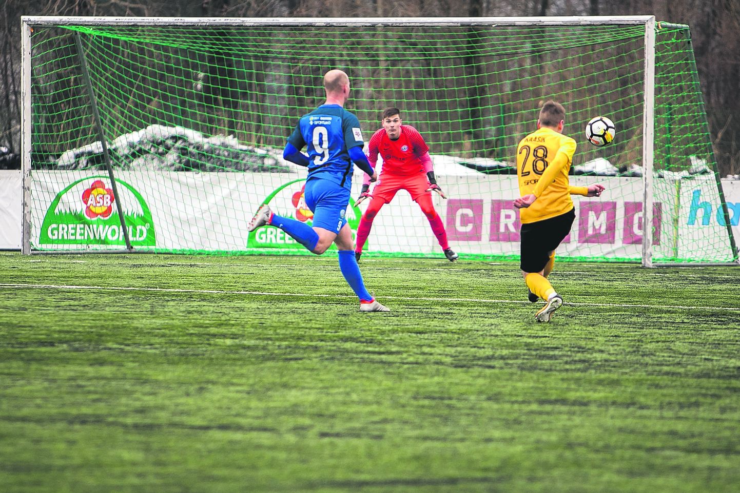 Vapruse jalgpallurid kõmmutasid Tammeka väravale mitu ohtlikku lööki, kuid Taaralinna puurivaht Karl Johan Pechter jäi üle mängimata.