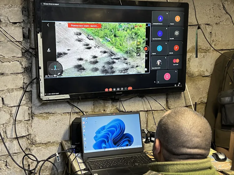Vaatlusdroon näitab Ukraina võitlejale pilti põllul seisvast Vene jalaväe lahingumasinat, mida Ukraina suurtükiväelased jahivad. Lõpuks saavad nad droonipildi abil soomukile pihta.