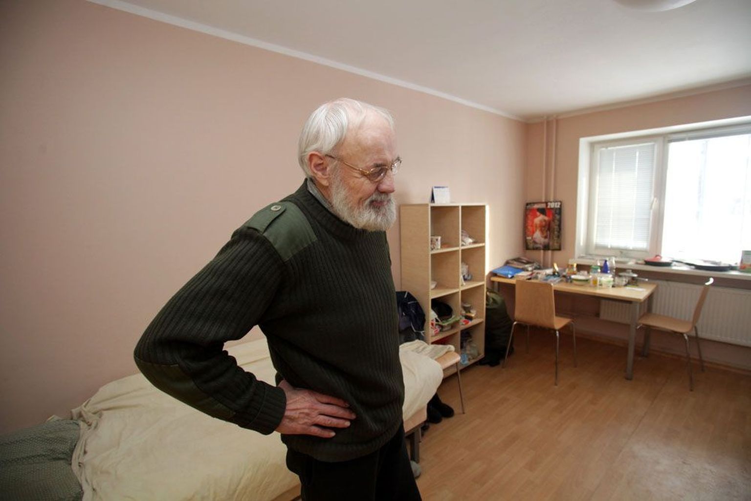Matti Mets (65) on kõrgharidusega insener, kes on Tartus Lubja tänava sotsiaalmajas elanud juba paar aastat. Omal ajal elumere lainetesse sukeldunud mees on praegu endaga rahu teinud, üüriks vajaliku 30–35 eurot maksab ta oma pensionist.