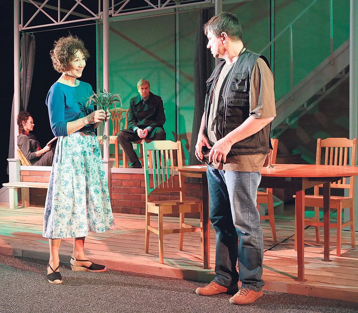 Robert Kincaid (Hannes Kaljujärv) kinkis juba kergelt armunud Francesca Johnsonile (Külliki Saldre) katusega silla juures aasalilled koos juurtega. Tagaplaanil toas loevad Francesca päevikut tema lapsed Michael (Tanel Jonas) ja Carolyn Johnson (Maria Soomets).