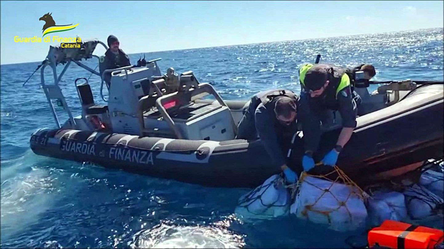 Itaalias Sitsiilia lähedal merest leitud kokaiinilaadung.
