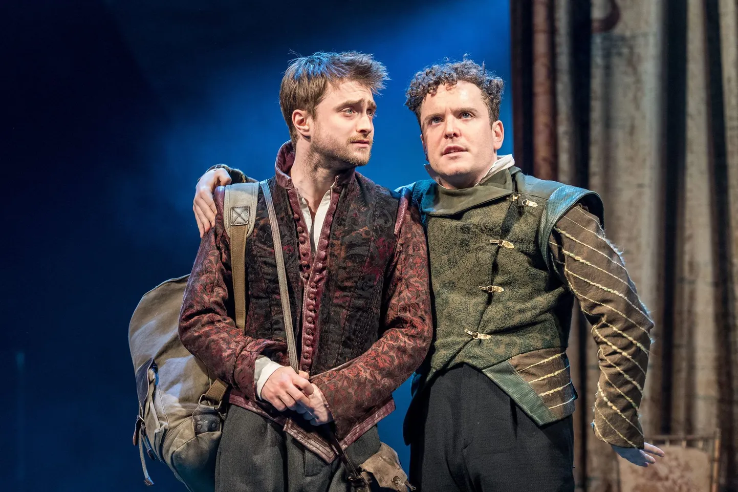 Daniel Radcliffe ja Joshua McGuire etenduses «Rosencrantz ja Guildenstern on surnud»