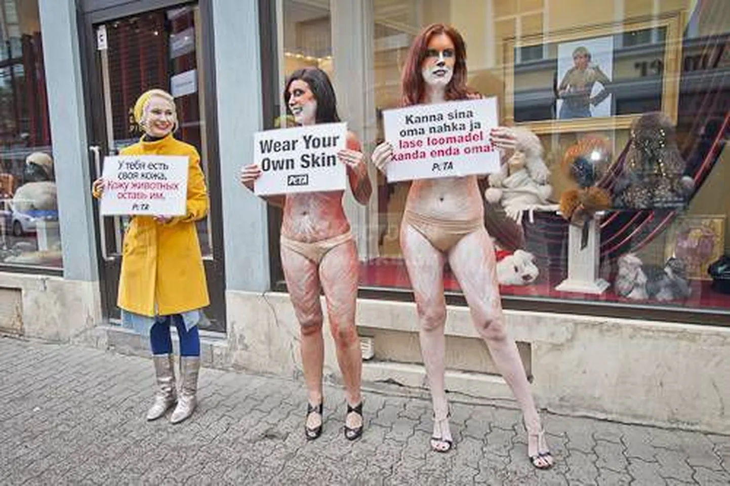 Активистки PETA в Таллинне