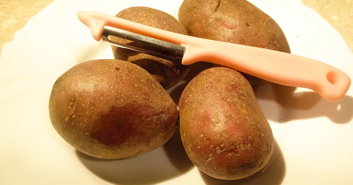 Kartulikoorte söömine on meil justkui eriti vaese elu ja eestlase visaduse sümboliks saanud. Millal siis veel, kui mitte praegu kartulikoored oma lauale tõsta. 