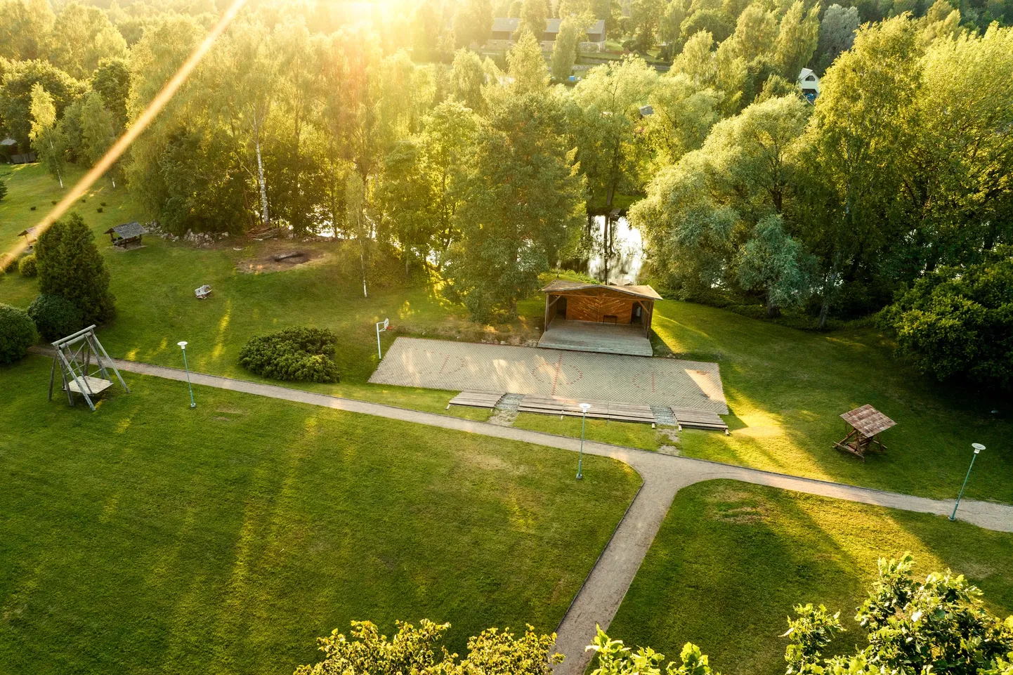 Leevi laululava asub Võhandu paremal kaldal.