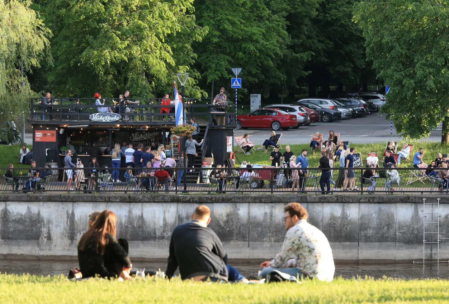 Emajõe promenaadil tegutsevad välikohvikud meelitavad rohkelt rahvast.