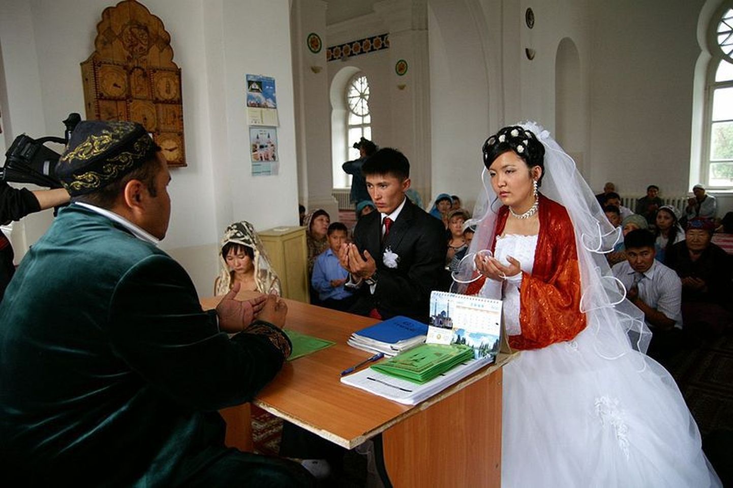 Mošees abielu sõlmiv Kasahstani paar.