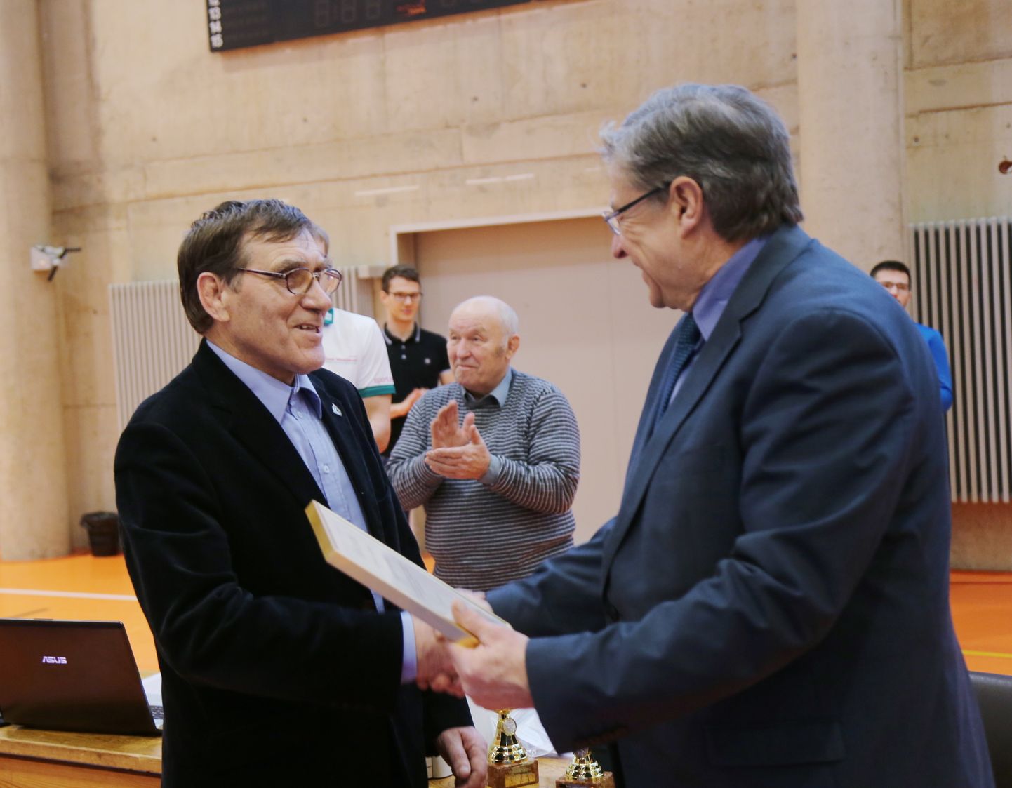 Maaülikooli rektor Mait Klaassen (paremal) tänab Jakob Proovelit käepigistusega.