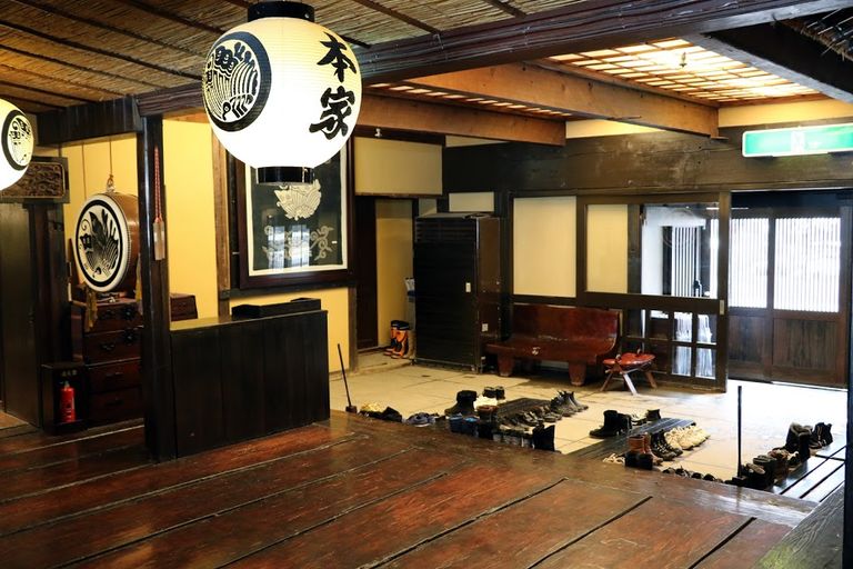 Ryokani Honke Bankyu fuajee. Pildi vasakus ääres on kunagi piirkonda valitsenud Taira klanni embleemiga trumm, mida lüüakse uutele saabujatele.