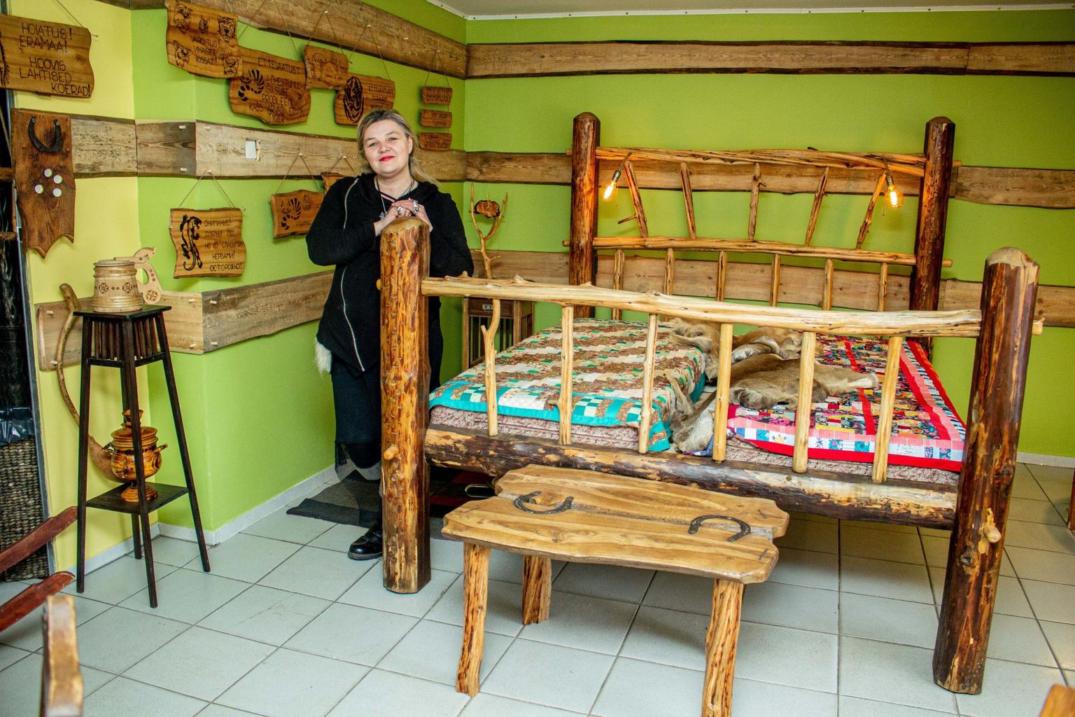 Uue poe üks eestvedajatest Riina Possul tutvustas võimast voodit, mille otsapostid on tehtud Kaitseliidu hoone vanadest taladest. Voodi hind on 1200 eurot.