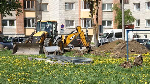 Вместо газона начали строить парковку, жители соседнего дома пытаются помешать этому