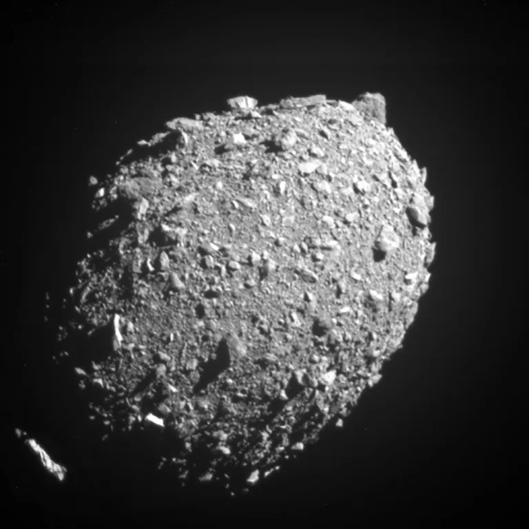 Inimkonnal on juba õnnestunud asteroidi teekonda muuta, mis annab lootust, et kokkupõrkekursil olevat taevakeha võib olla võimalik kõrvale müksata. Pildil NASA kosmoselaev DART 11. oktoobril 2022, üksteist sekundit enne kokkupõrget Dimorphosega, mille orbiiti õnnestus natuke muuta.