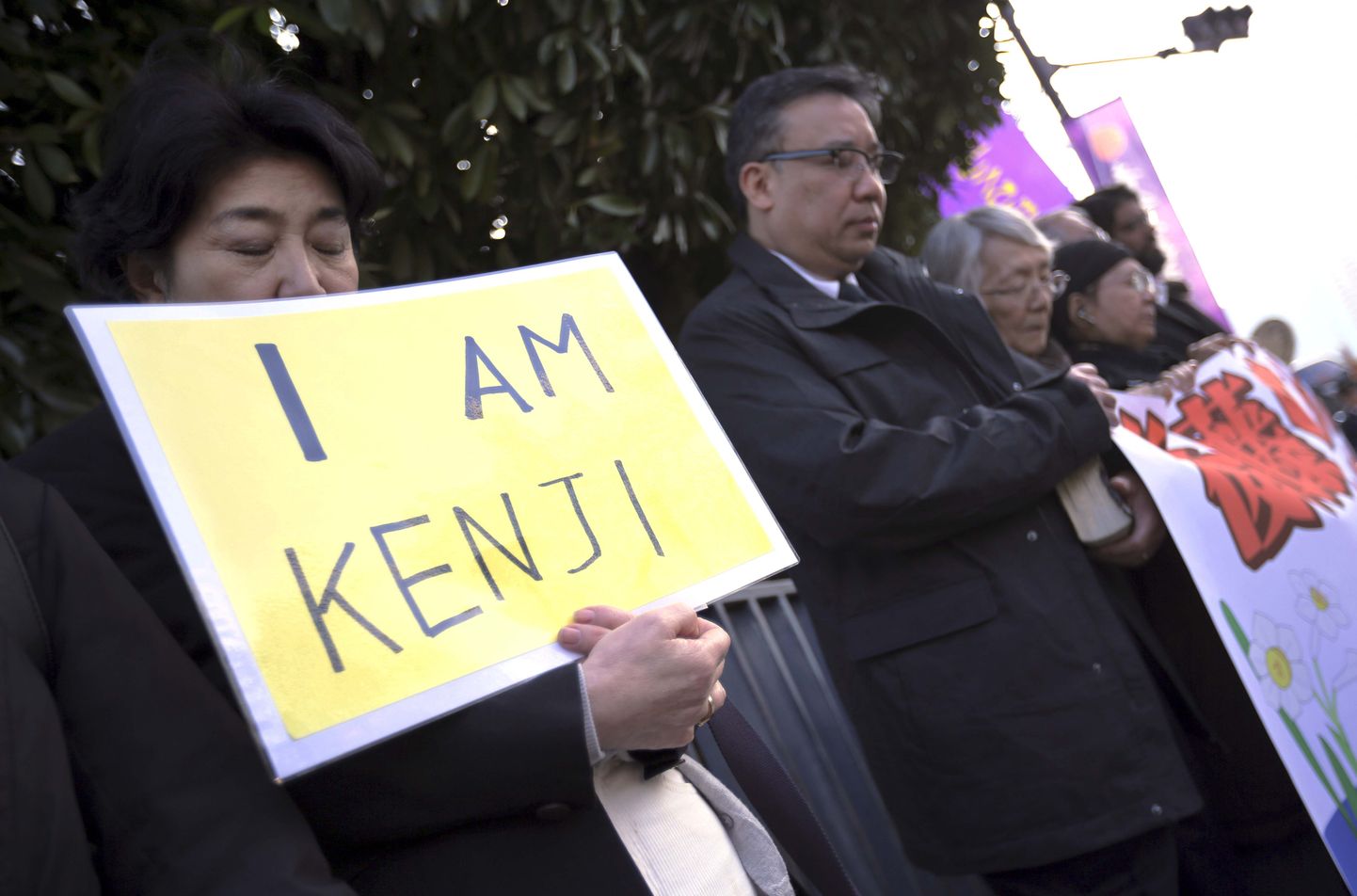 Meeleavaldajad karjusid «Vabastage Goto!» ja hoidsid loosungeid «Mina olen Kenji» täna Jaapani peaministri residentsi ees toimunud meeleavaldusel Tokyos.