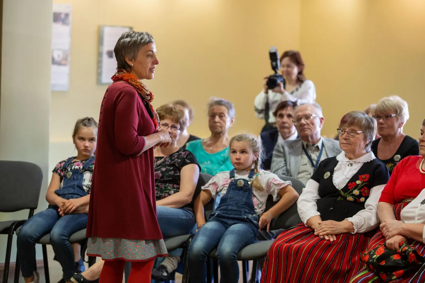 Piret Päär vestab laste ja täiskasvanutega juttu