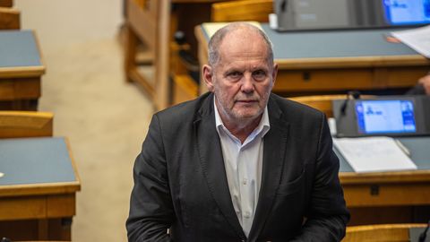 OH SA RAKS! ⟩ Peeter Ernits näitab uhket rabarberisaaki: selle lehe varju saan isegi mina pugeda!