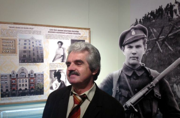 Сотрудник Турайдского музея Эдгарс Цеске рассказывает о новой выставке "Гражданин" 