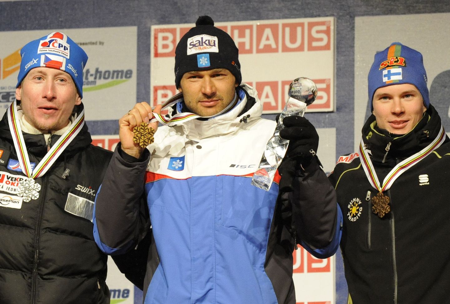 Lukaš Bauer, Andrus Veerpalu ja Matti Heikkinen Libereci MM-i medalitseremoonial.