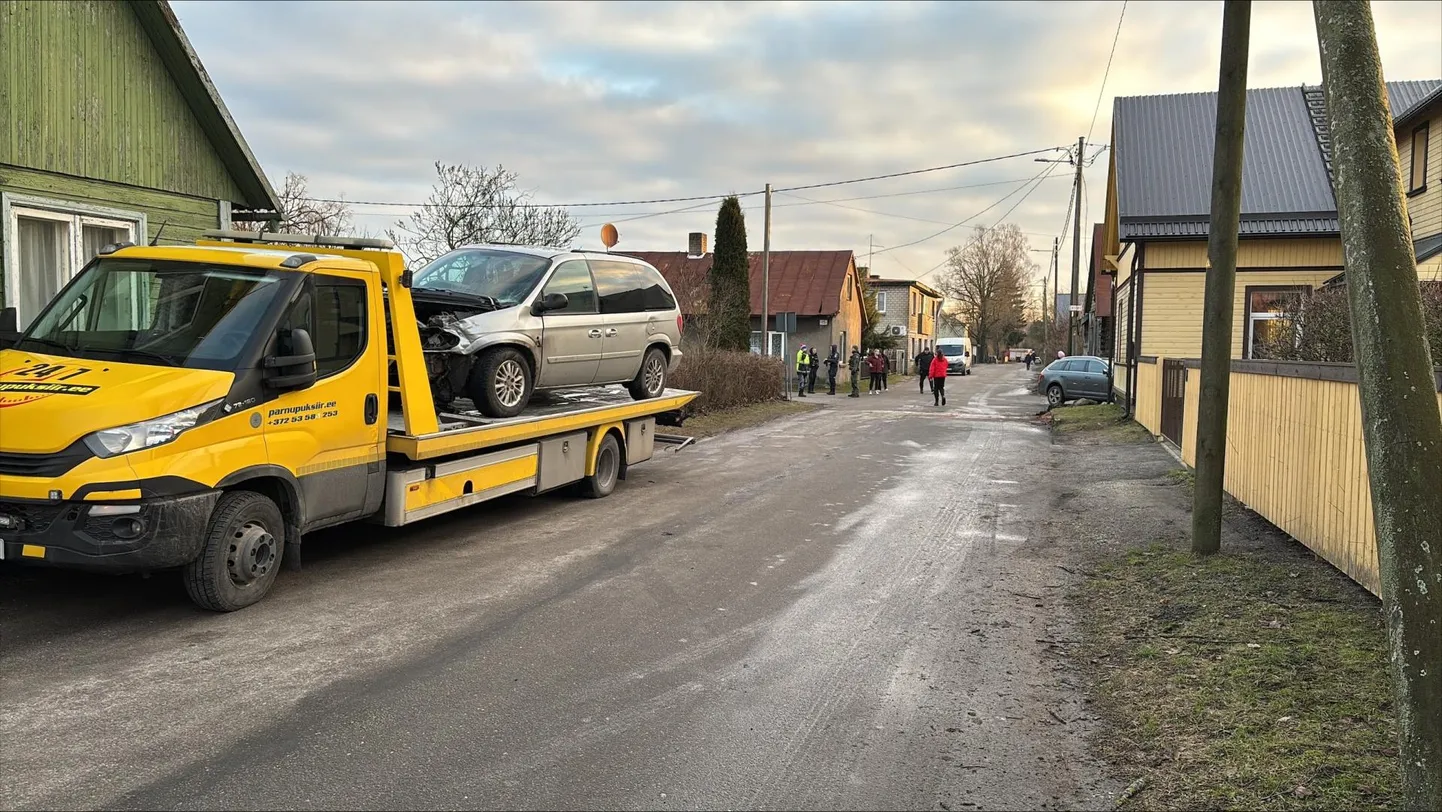 Piiri ja Oja tänava ristmikul sõitis auto maja seina.
