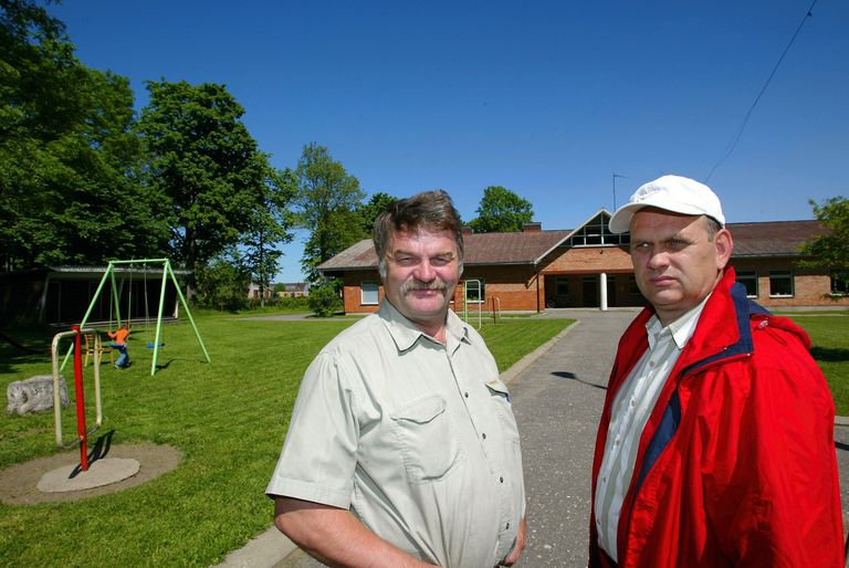 Urmas Villbach (paremal) on kuulunud Karksi volikogusse. Pildil paremal Karksi külavanem Tarmo Simson.