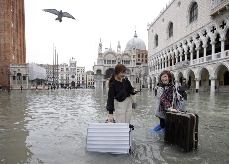 Turistid üleujutatud Veneetsias Püha Markuse väljakul.