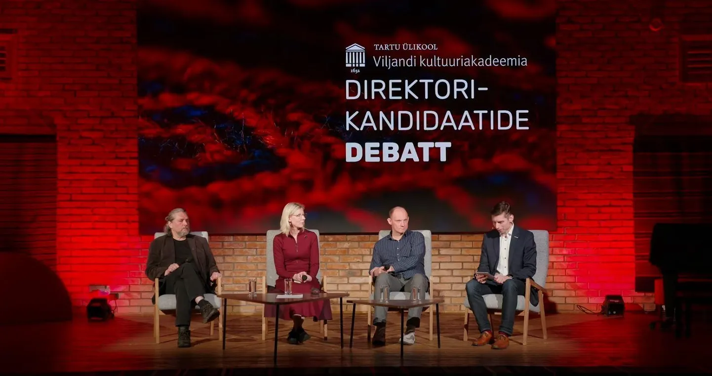 Viljandi kultuuriakadeemia direktori kandidaadid (vasakult) Anzori Barkalaja, Kertu Saks ja Ott Karulin astusid teisipäeval üles avalikul debatil. Paremal on väitlusjuht Margo Loor.