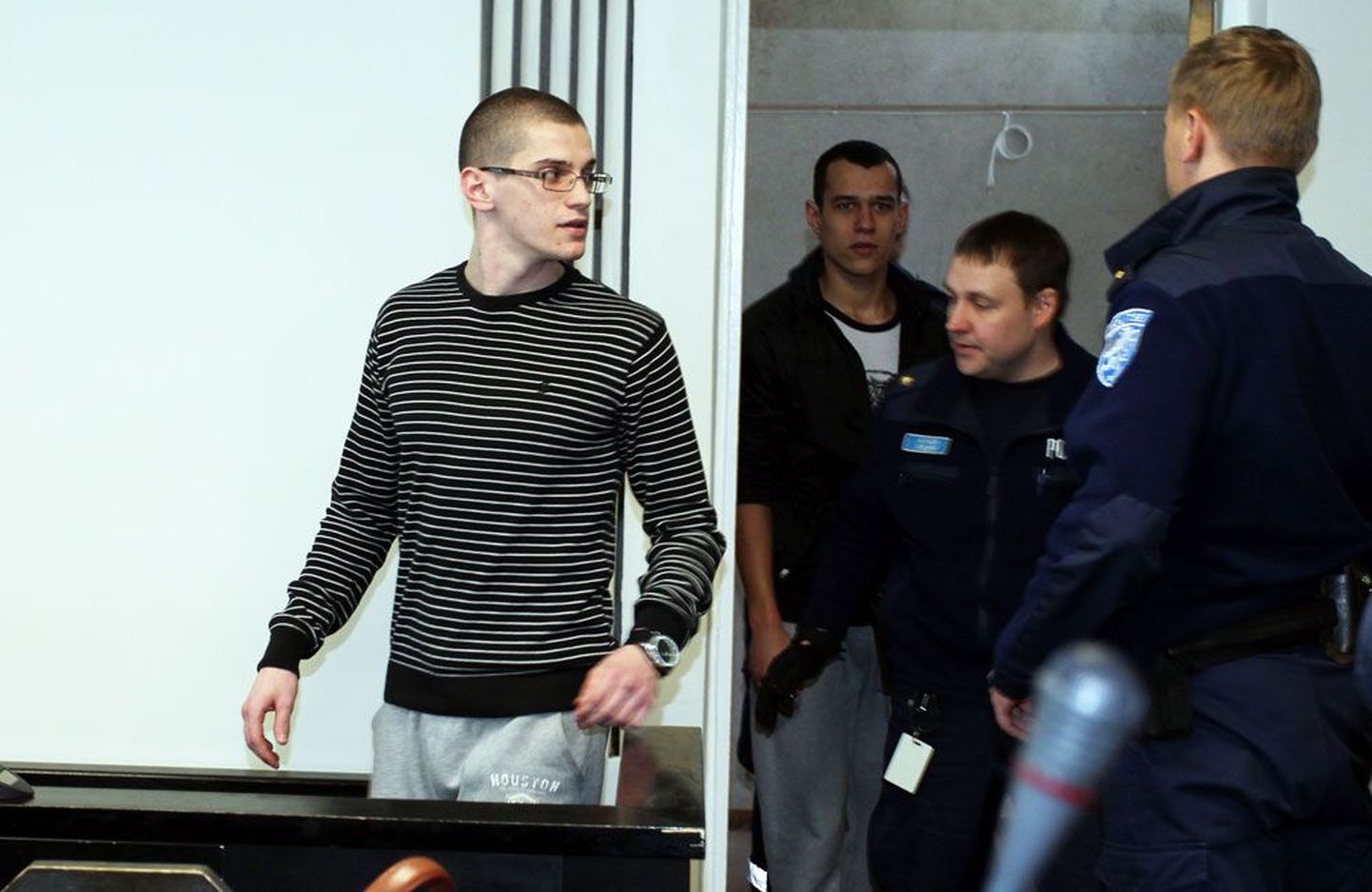 Röövmõrvas süüdi tunnistatud Nikolai Sokolov (vasakult) ja Edgar eile Harju maakohtus. Nende kaitsjad kavatsevad esitada apellatsiooni.