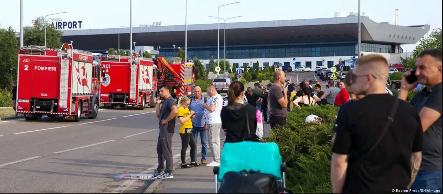 Люди снаружи аэропорта Кишинева во время эвакуации
