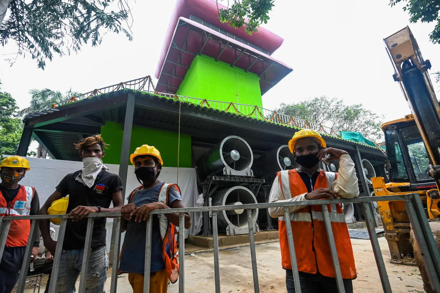Töölised New Delhi sudutorni ees,.