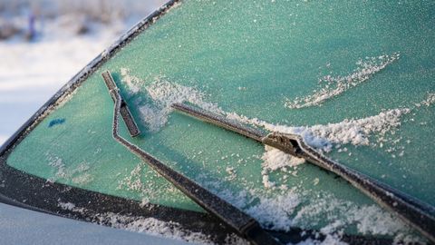 ФОТО И ВИДЕО ⟩ В Латвии ледяной дождь: замерзают окна домов и машин, передвигаться по улицам невозможно