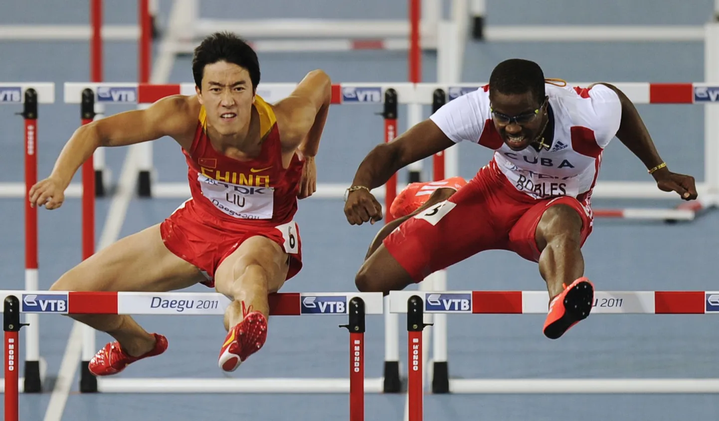 Xiang Liu (vasakul) pidi leppima kolmanda kohaga. Kuldmedali teenis Dayron Robles (paremal).
