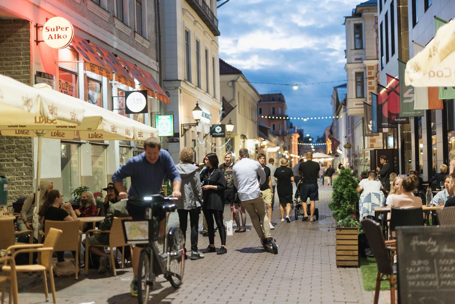Pärast seda, kui alkoholimüügi piirang Tartus ja Tartumaal 7. augustil kehtestati, on ööelu kesklinna tänavatel jäänud tavapärasest märksa tagasihoidlikumaks.