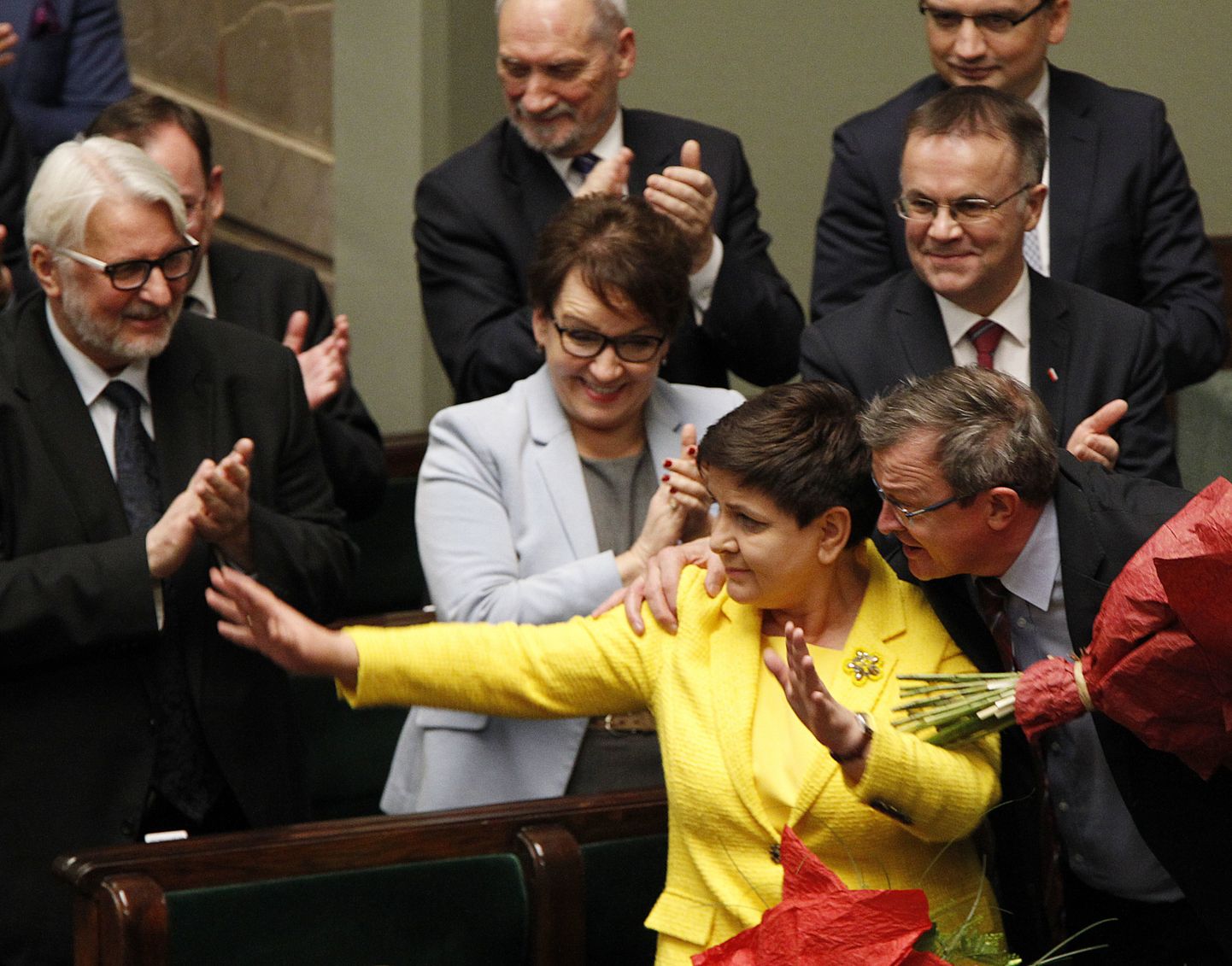 Poola peaminister Beata Szydło (keskel) rõõmustamas hääletustulemuste üle.