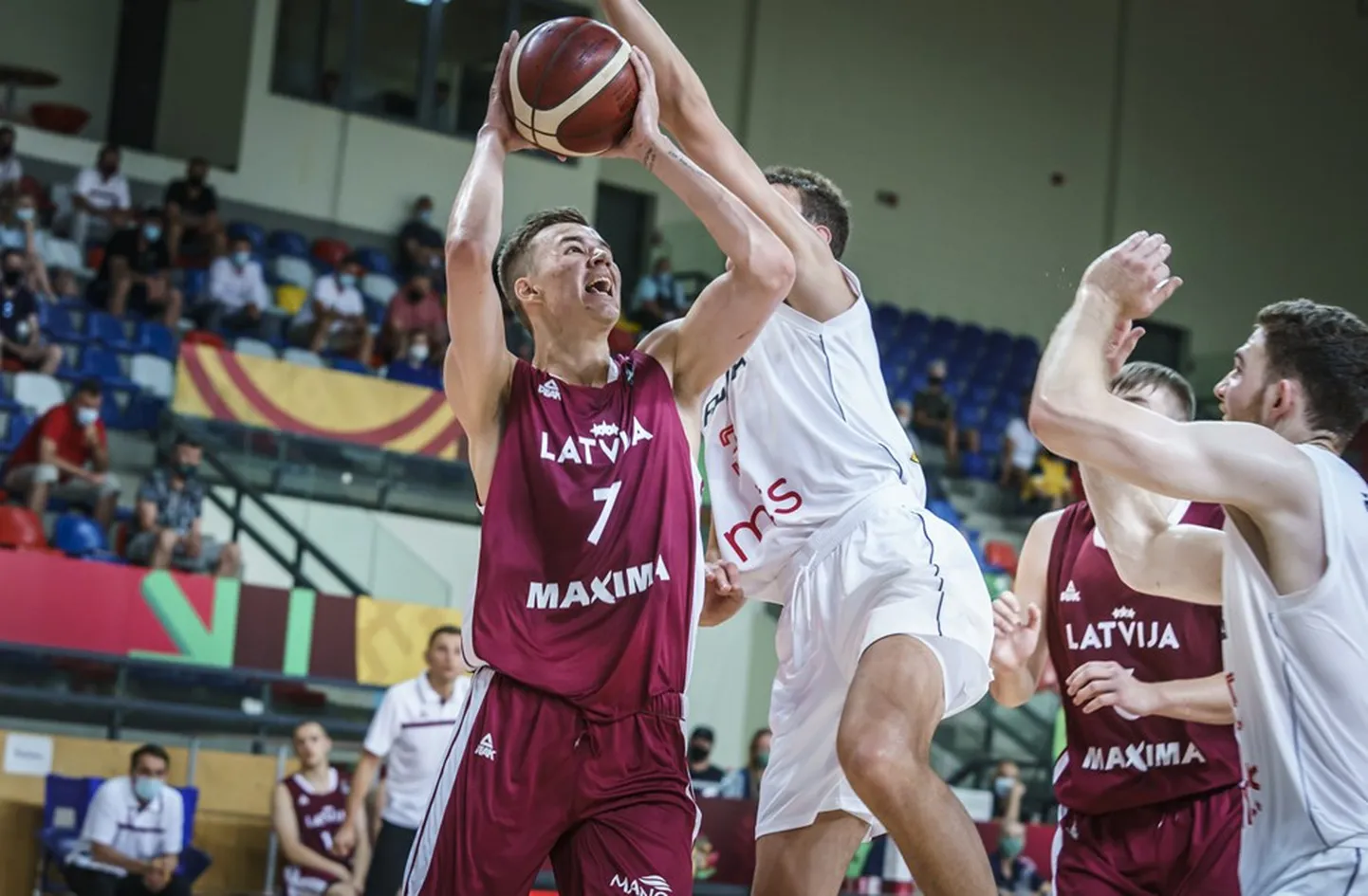 Latvijas un Serbijas U-19 izlašu duelis.