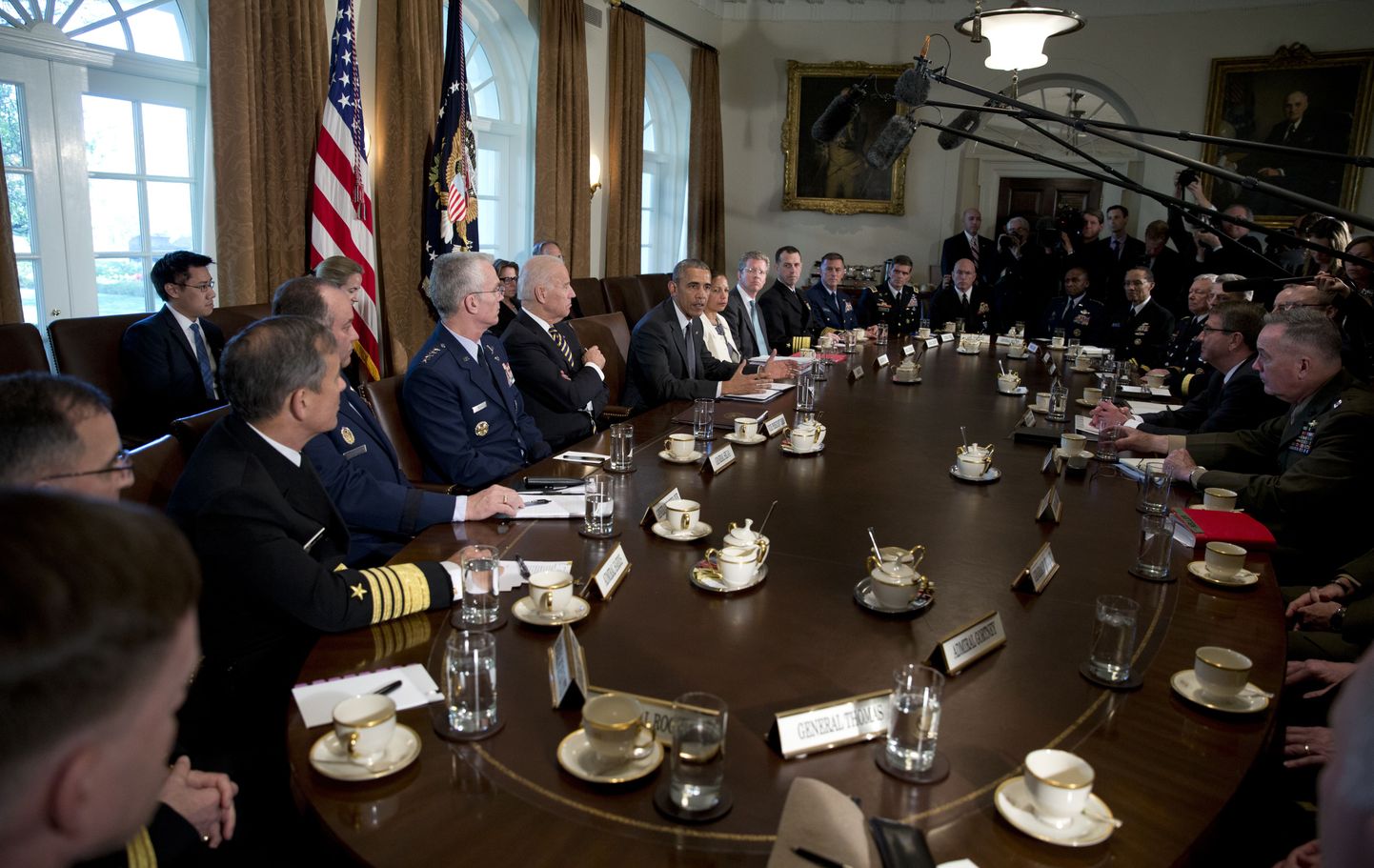 President Barack Obama kohtus armee ülemjuhatuse ja teiste kõrgete kaitseametnikega.