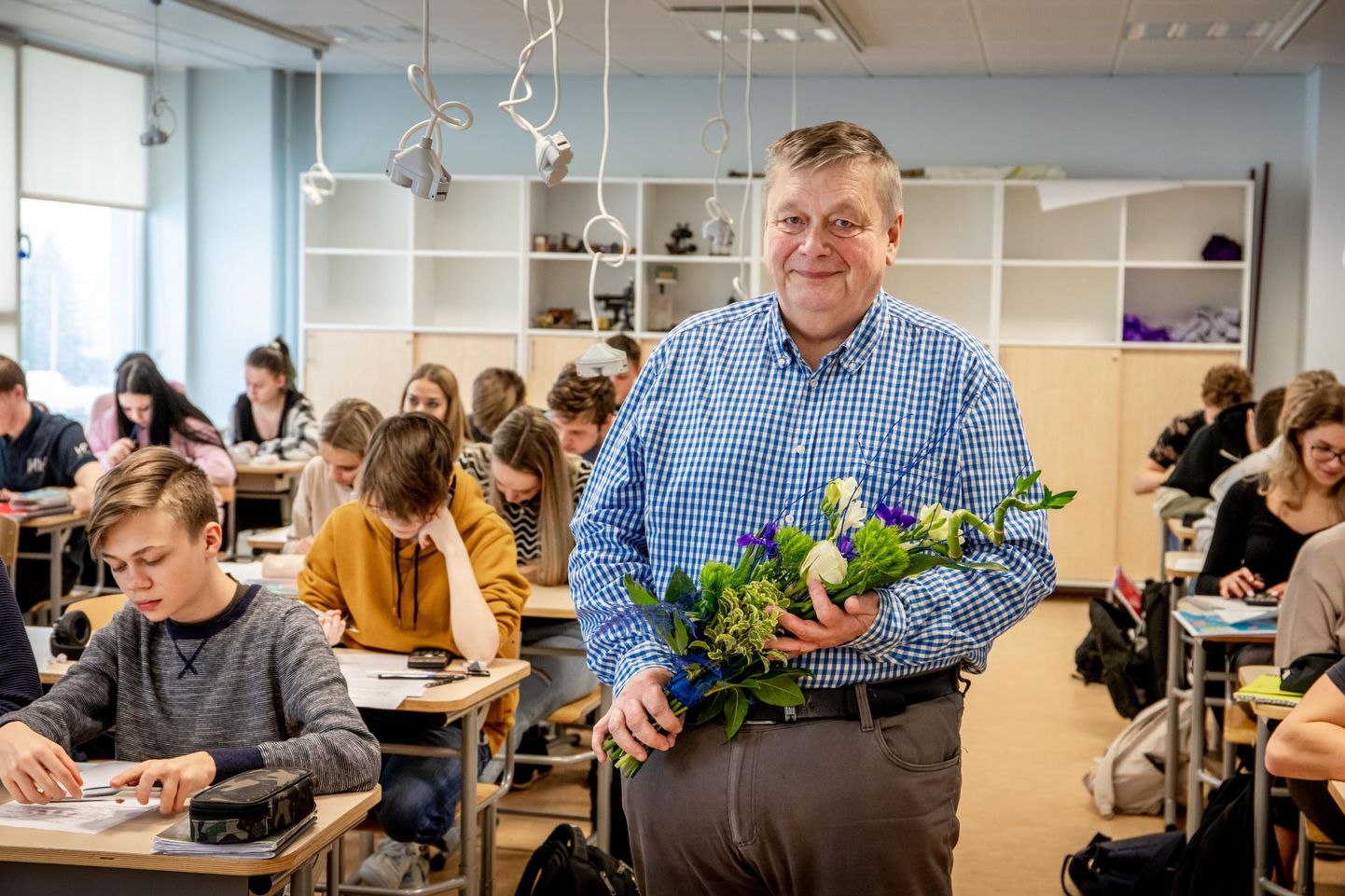 Pärnu Koidula kooli abituriendid tegid Valgetähe V klassi teenetemärgiga tunnustatud füüsikaõpetaja Elmu Mägile kontrolltöö kõrvalt kõva aplausi. 