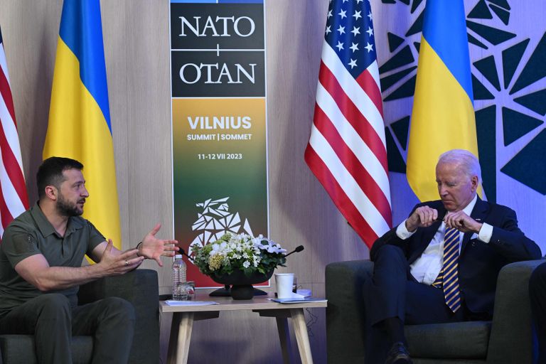 USA president Joe Biden (paremal) kohtus Leedus Vilniuses NATO tippkohtumise raames 12. juulil 2023 Ukraina presidendi Volodõmõr Zelenskõiga