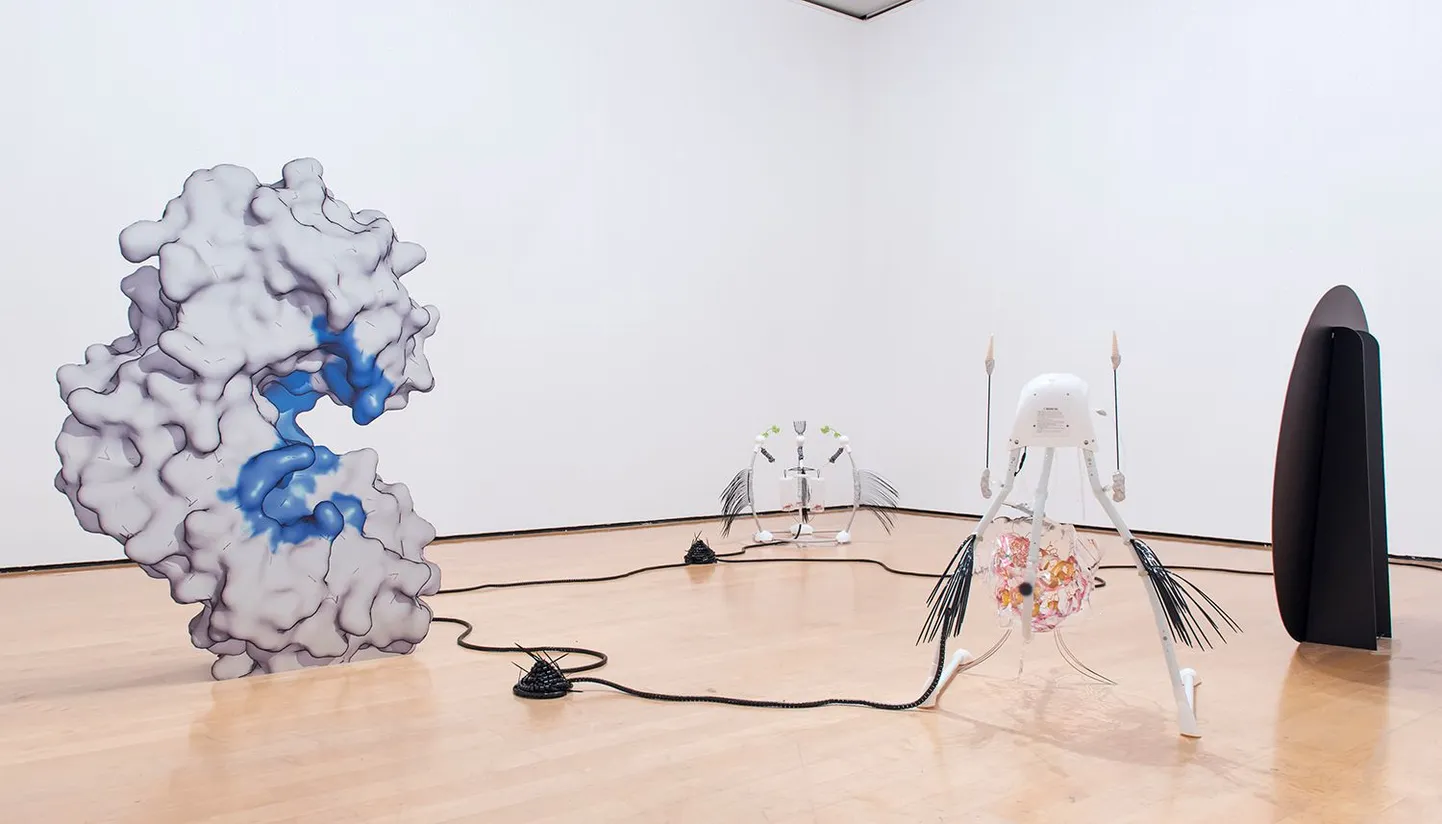 Vaade Katja Novitskova 2015. aasta installatsioonile Pattern Of Activation ( planetary bonds)