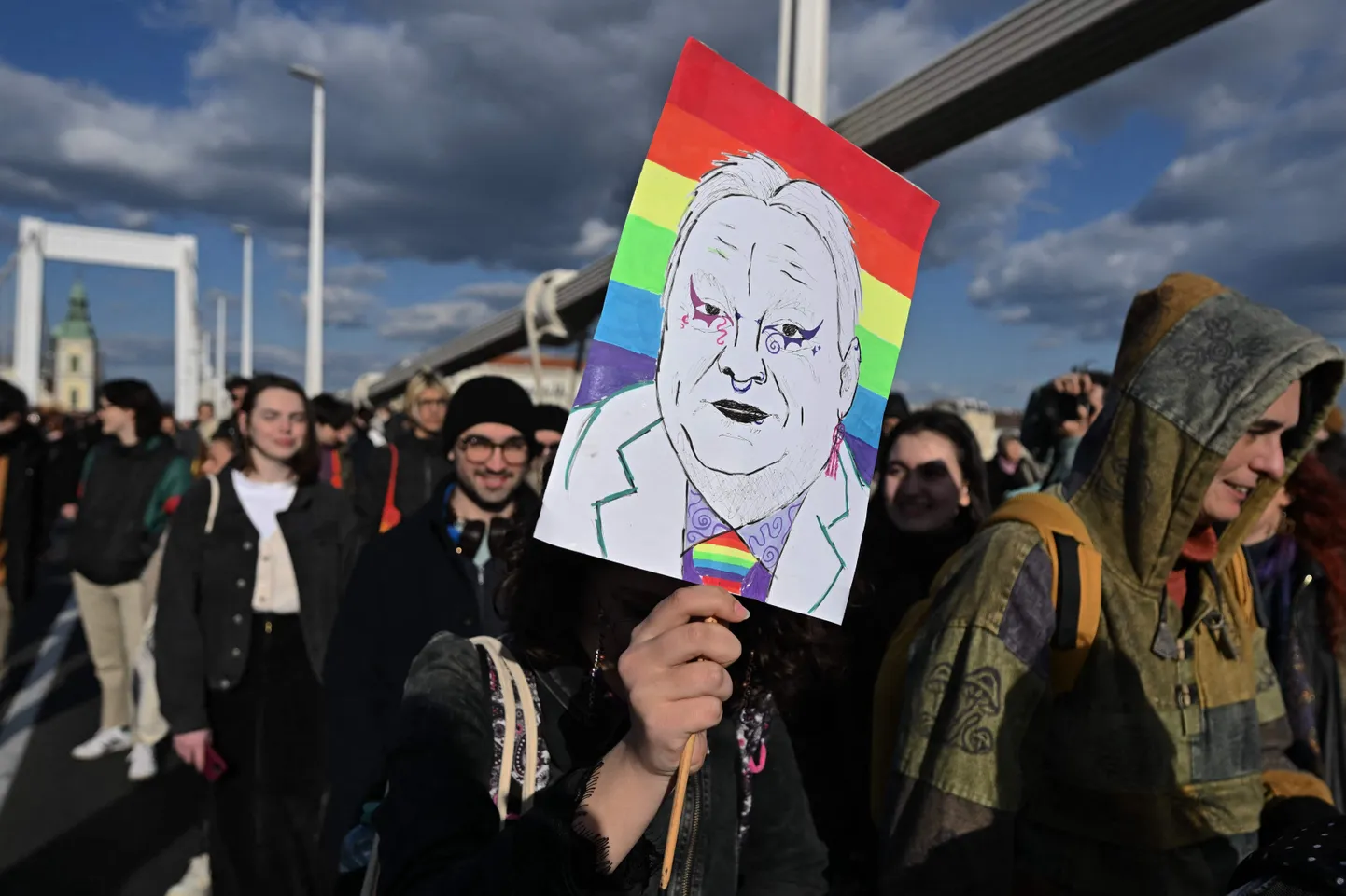 Meeleavaldaja hoiab märtsis Budapestis käes plakatit, mis kujutab Ungari peaministrit Viktor Orbánit vikerkaarelipu taustal.