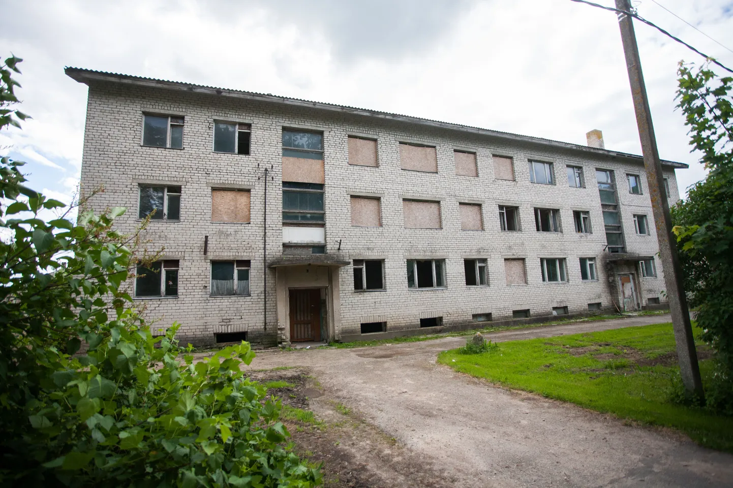 Hoone asub Viisu külas Roosna-Alliku vallas Järvamaal.