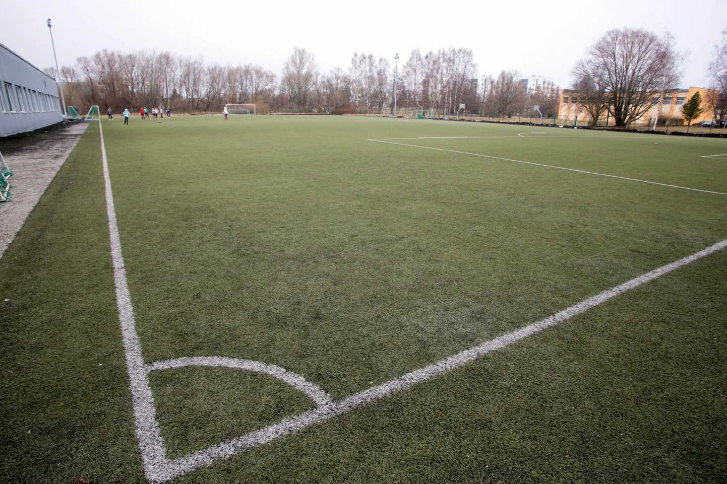 Lehelugeja tunneb huvi, miks Pärnu jalgpallistaadionid on väljaspool trenni tegemise aegu lukus.