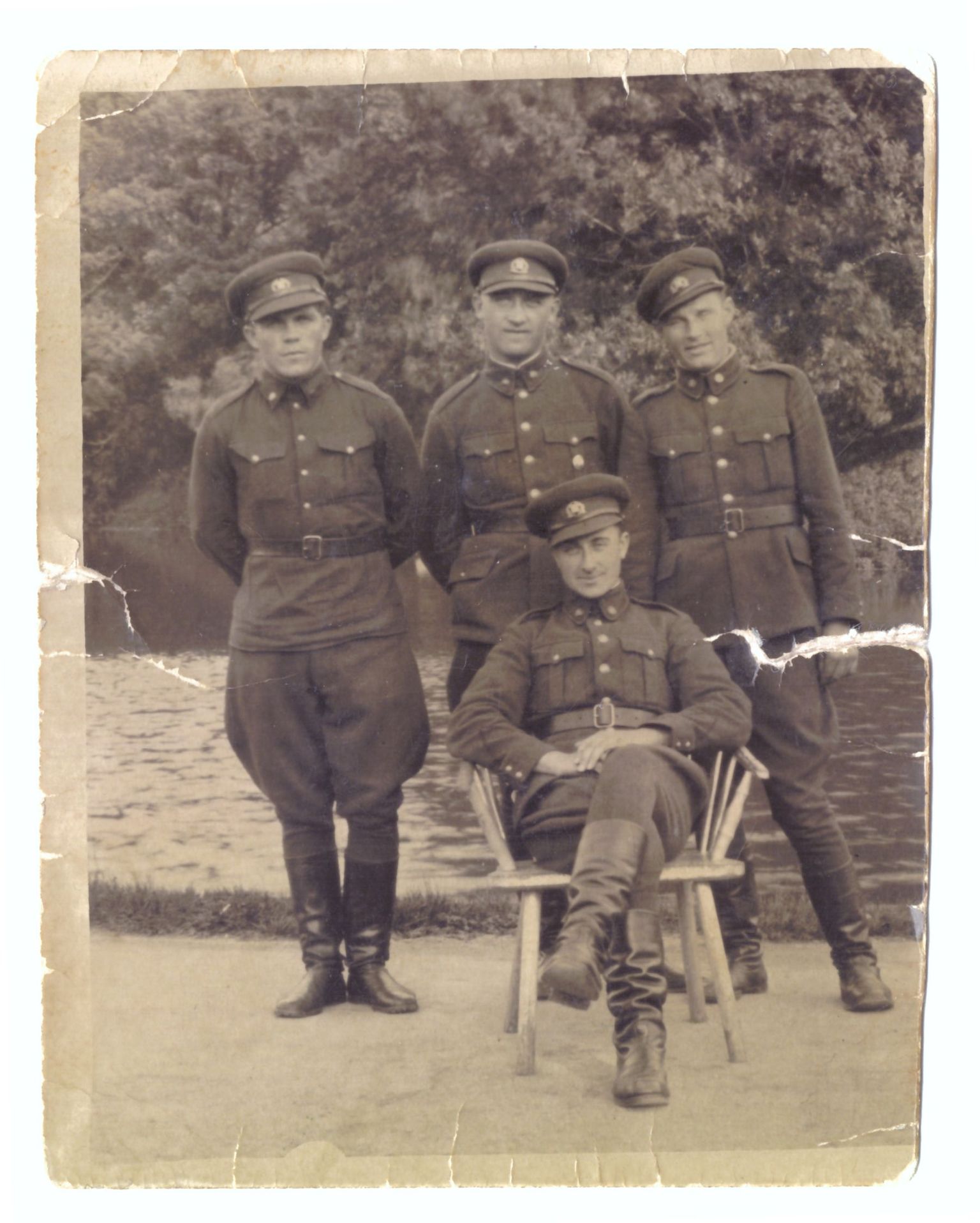 Sidepataljoni ajateenija Eduard Meemann koos kaaslastega 1939. aasta suvel. Meemann istub toolil.