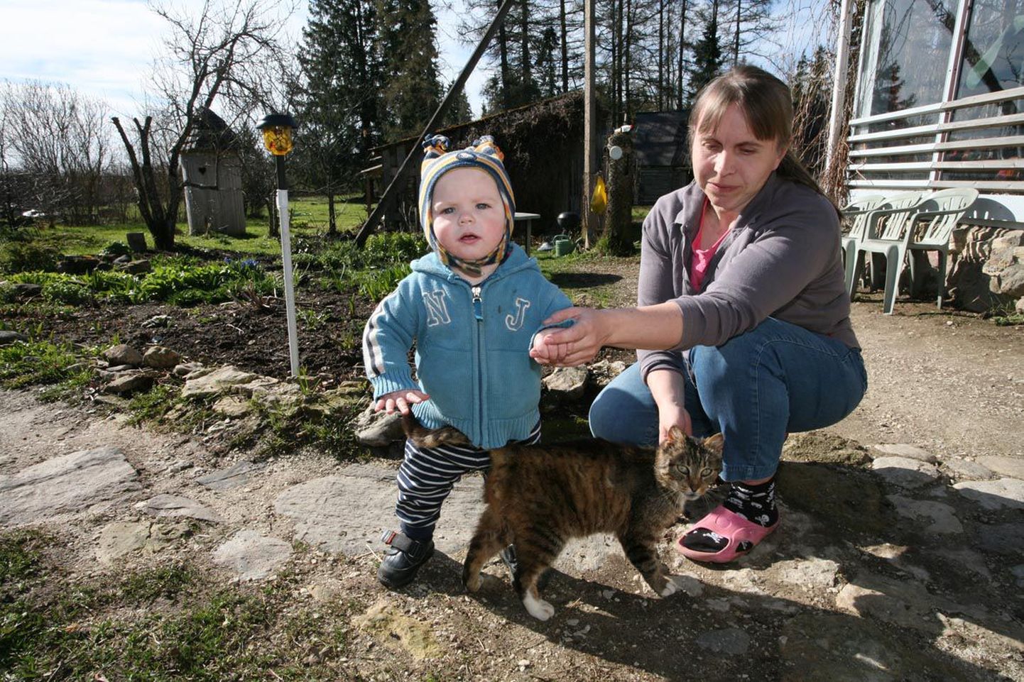 Aastane Riivo harjutab ema Sirje abil õuel kõndimist. Õde Egeli, vennad Erko ja Raiko on koolis ning Renno lasteaias.