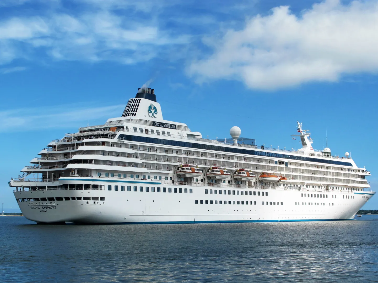 Ristluslaev Crystal Symphony muutis kavandatud marsruuti ja lahkus koos reisijatega USA vetest Bahamale, kuna ühendriikide võimud tahavad laeva miljonitesse ulatuvate maksmata kütusearvete pärast arestida.